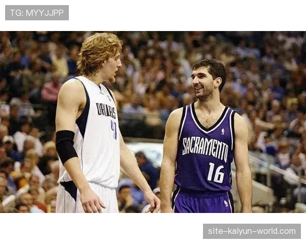 佩贾无球跑动拉开空间，改变对手防守布局