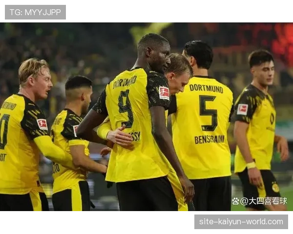 多特蒙德高位压迫战术下，防线空当频现，快速反击威胁加剧